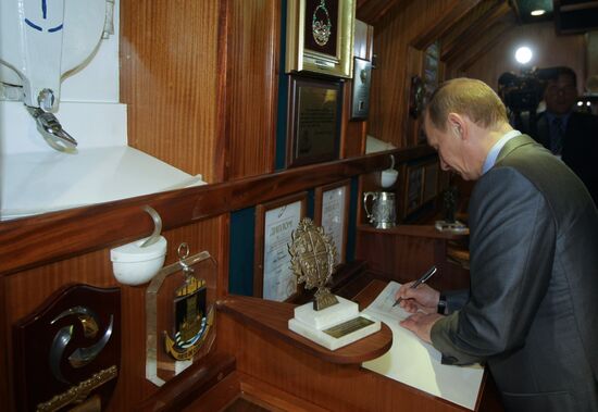 Putin, Chavez aboard "Kruzenshtern" bark