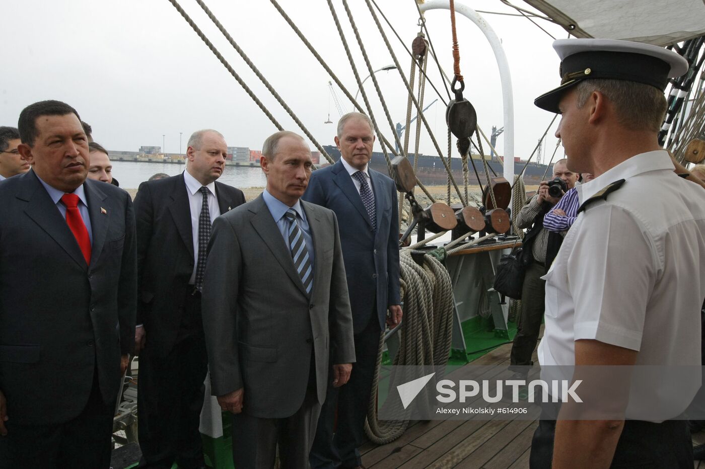 Putin, Chavez aboard "Kruzenshtern" bark
