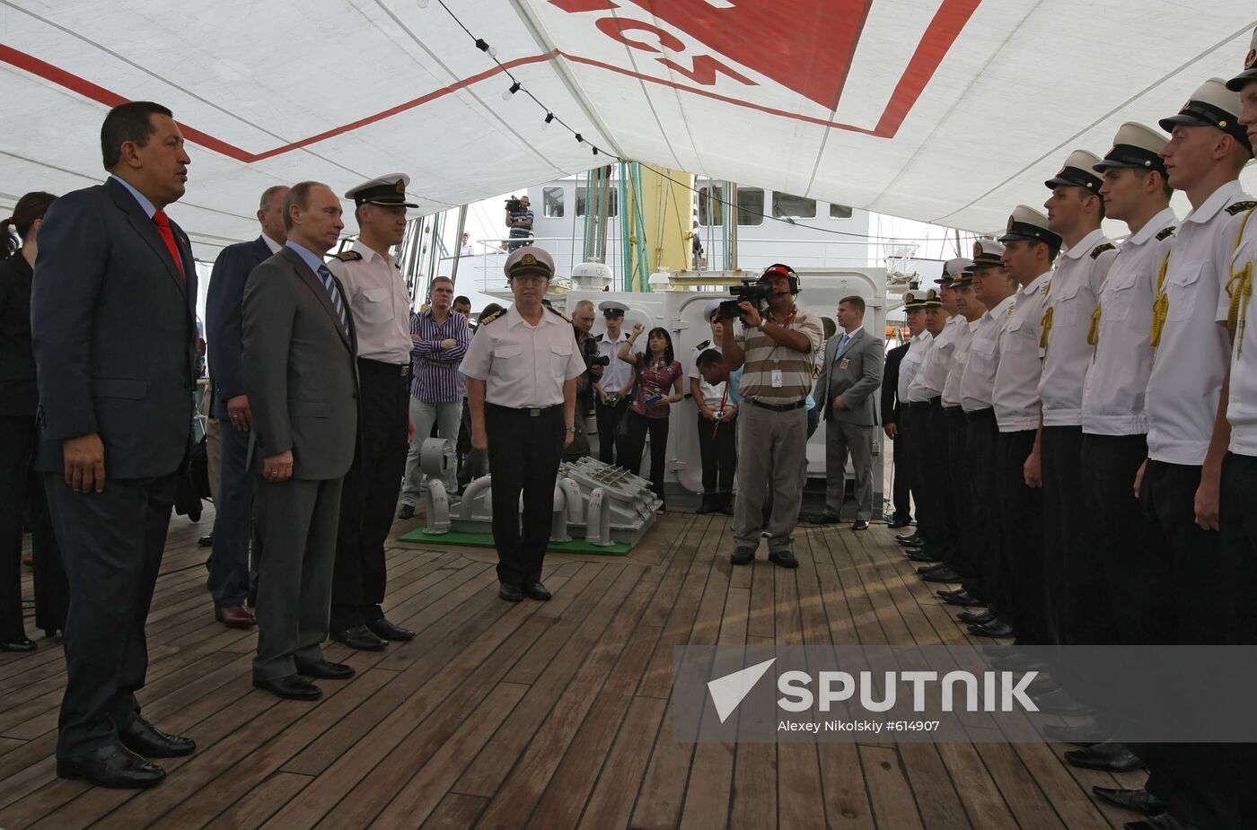 Putin, Chavez aboard "Kruzenshtern" bark