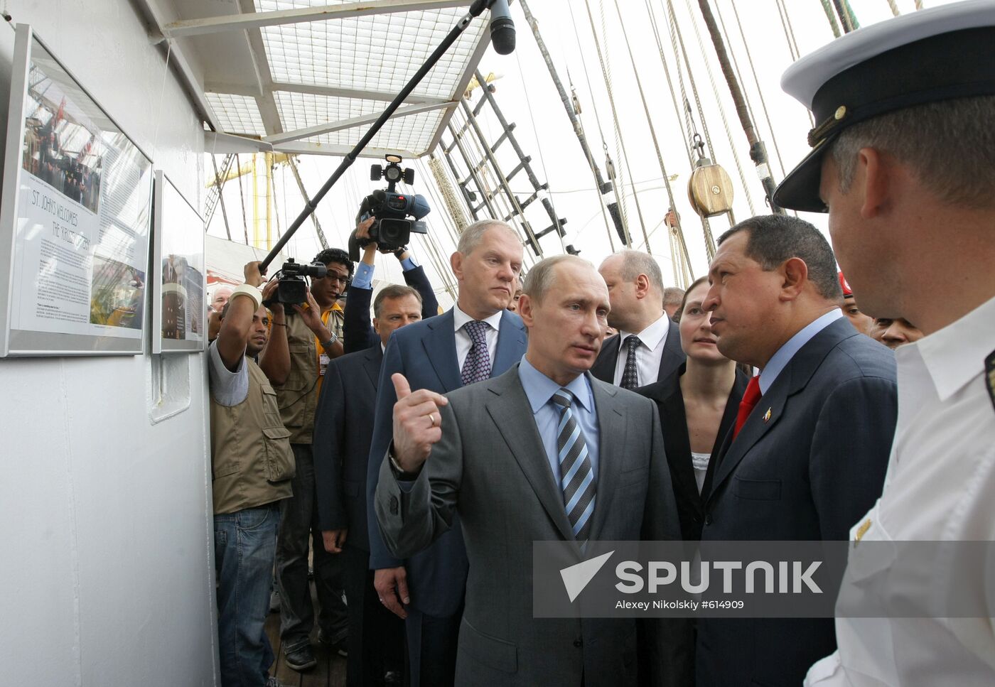 Putin, Chavez aboard "Kruzenshtern" bark