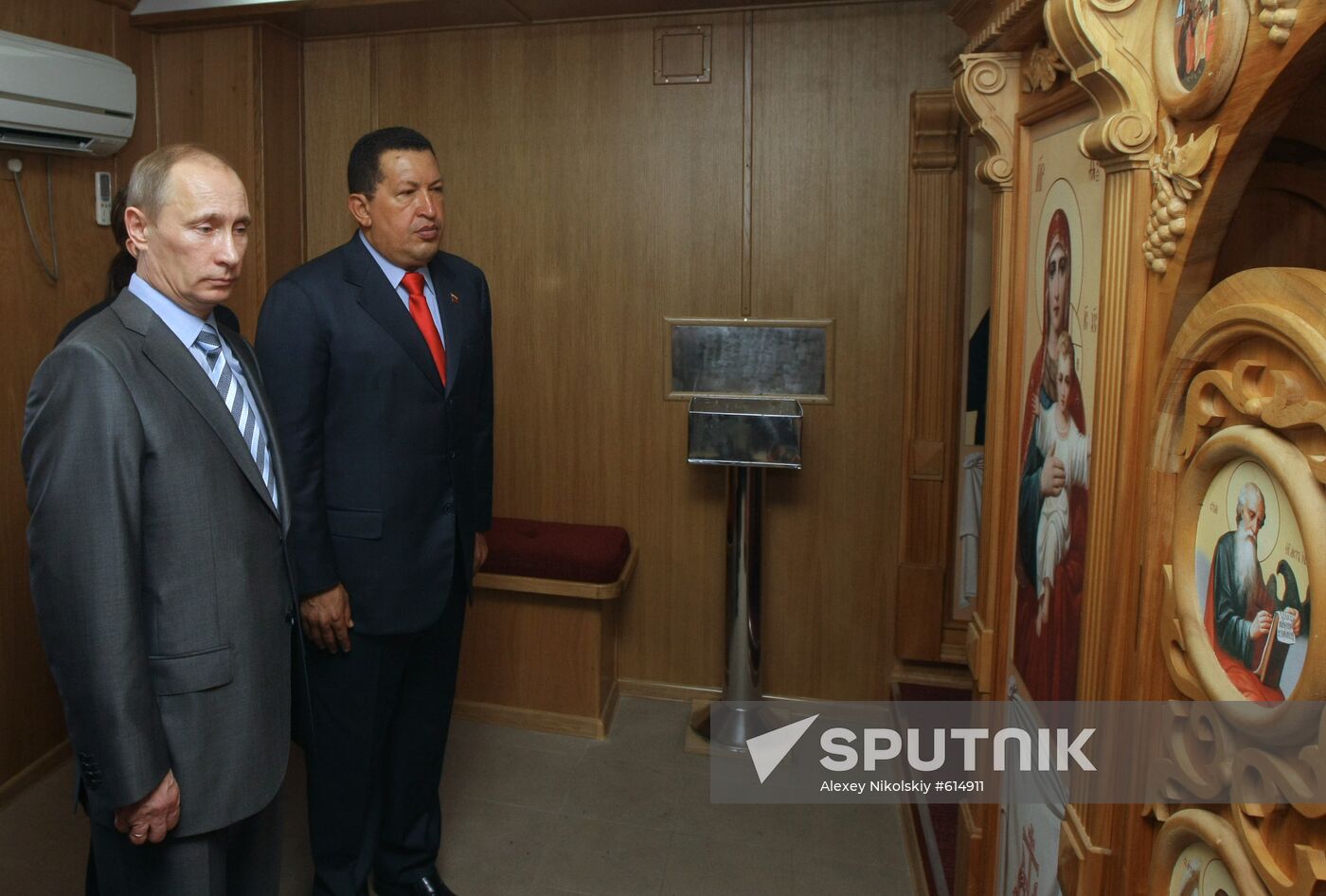 Putin, Chavez aboard "Kruzenshtern" bark