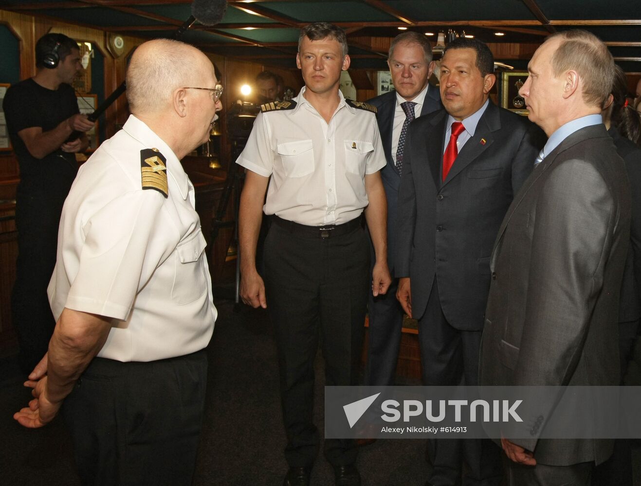 Putin, Chavez aboard "Kruzenshtern" bark