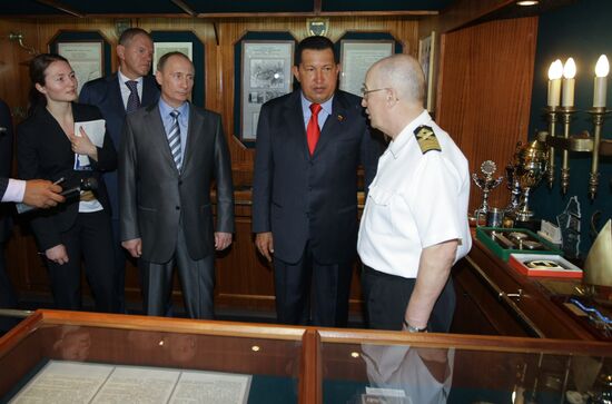 Putin, Chavez aboard "Kruzenshtern" bark
