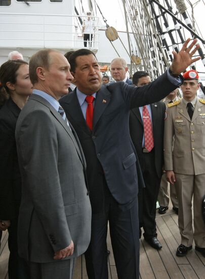 Putin, Chavez aboard "Kruzenshtern" barque