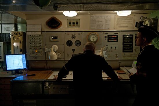 Pyotr Veliky missile cruiser crew routine