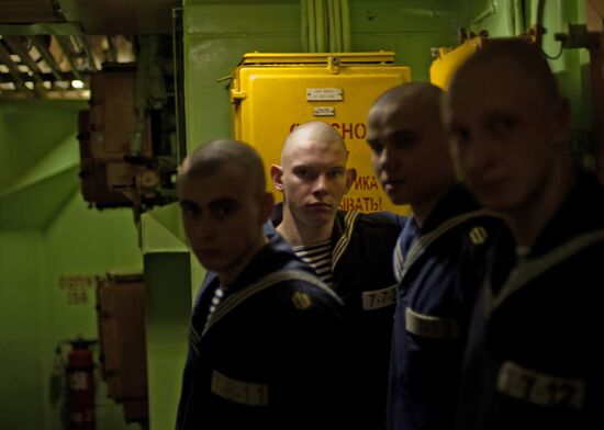 Pyotr Veliky missile cruiser crew routine
