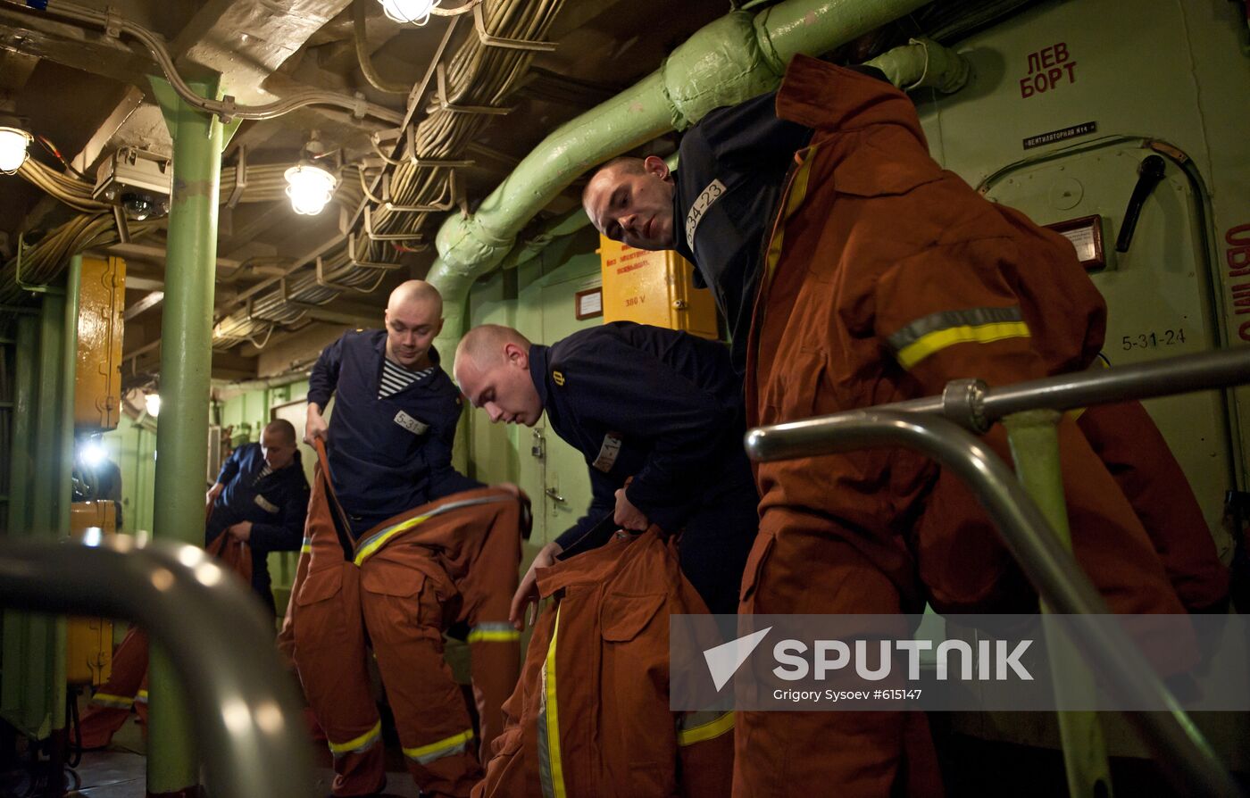 Pyotr Veliky missile cruiser crew routine