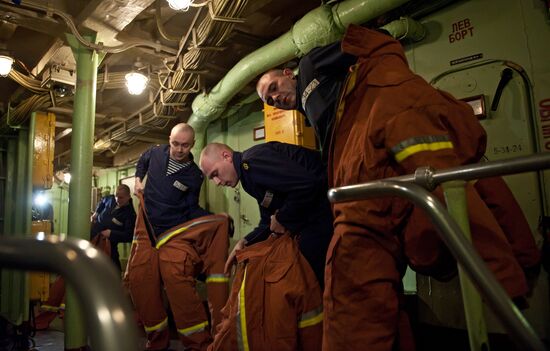 Pyotr Veliky missile cruiser crew routine