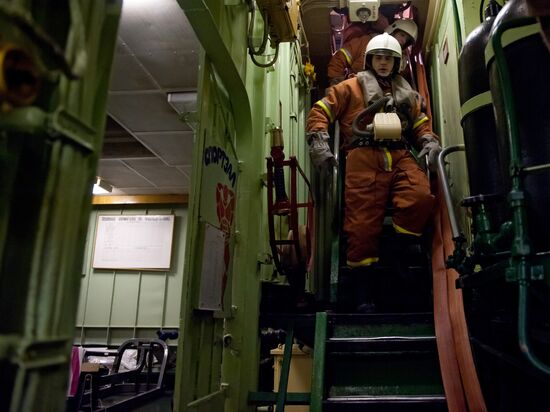 Pyotr Veliky missile cruiser crew routine