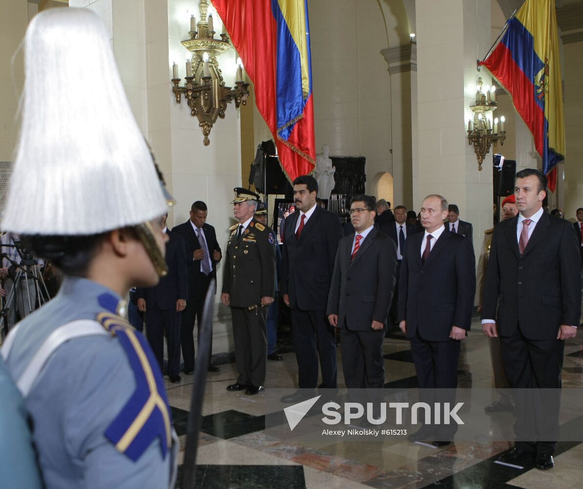 Vladimir Putin laid flowers at Simon Bolivar's grave