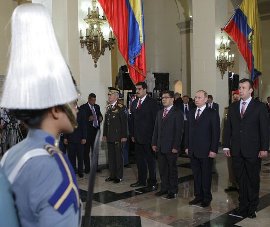 Vladimir Putin laid flowers at Simon Bolivar's grave