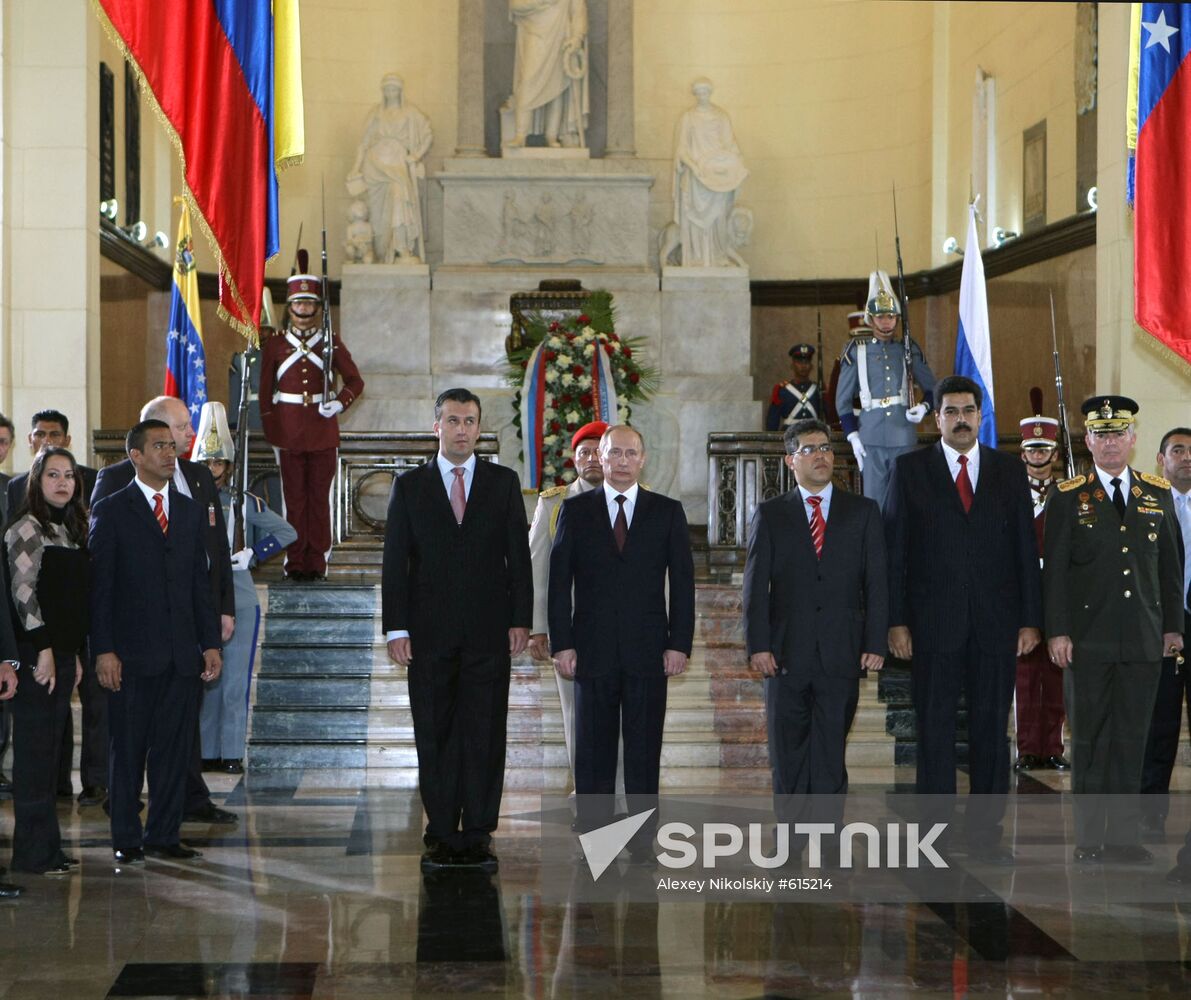 Vladimir Putin laid flowers at Simon Bolivar's grave