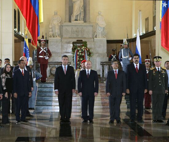 Vladimir Putin laid flowers at Simon Bolivar's grave