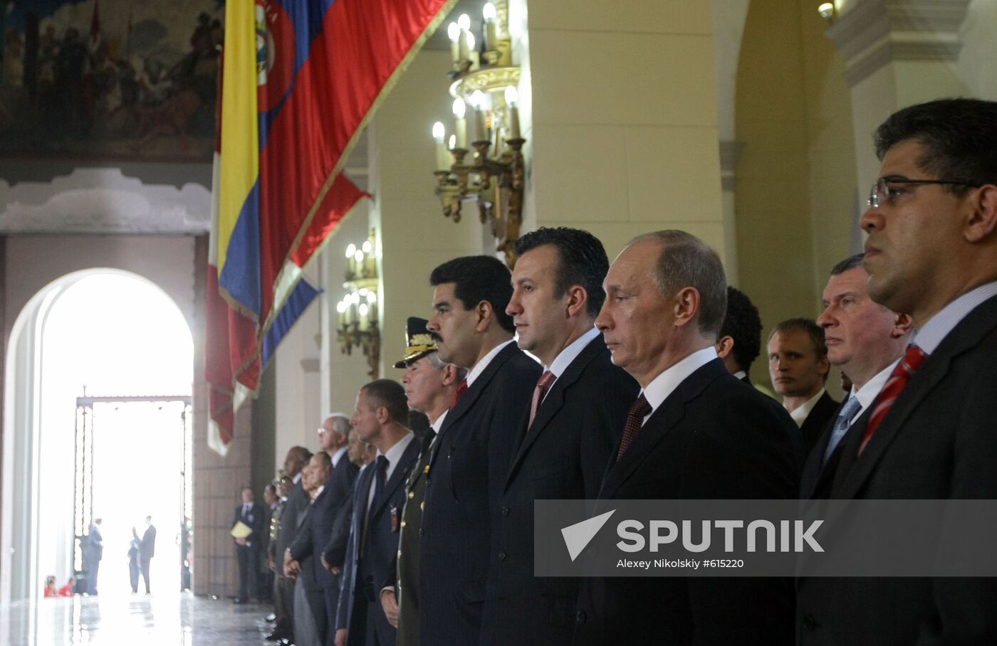 Vladimir Putin laid flowers at Simon Bolivar's grave