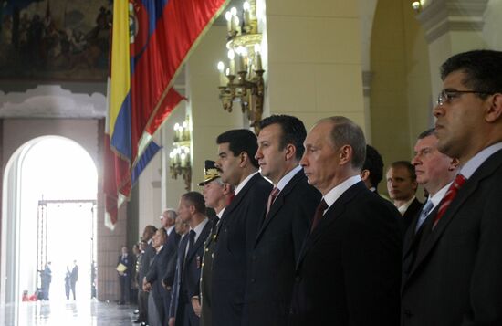 Vladimir Putin laid flowers at Simon Bolivar's grave