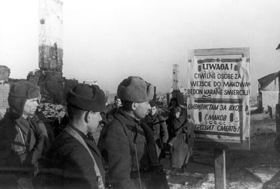 Soviet soldiers read announcement written by German invaders