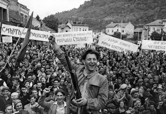 Bulgarian people meets Soviet soldiers