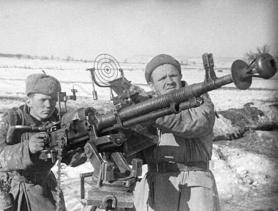Air-defense machine-gunners M. Krakhmanny and I. Voronin