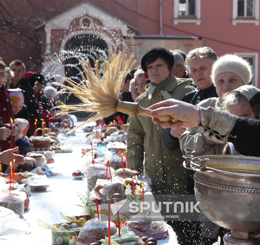 Consecration of Easter cakes at Moscow's Donskoi Monastery