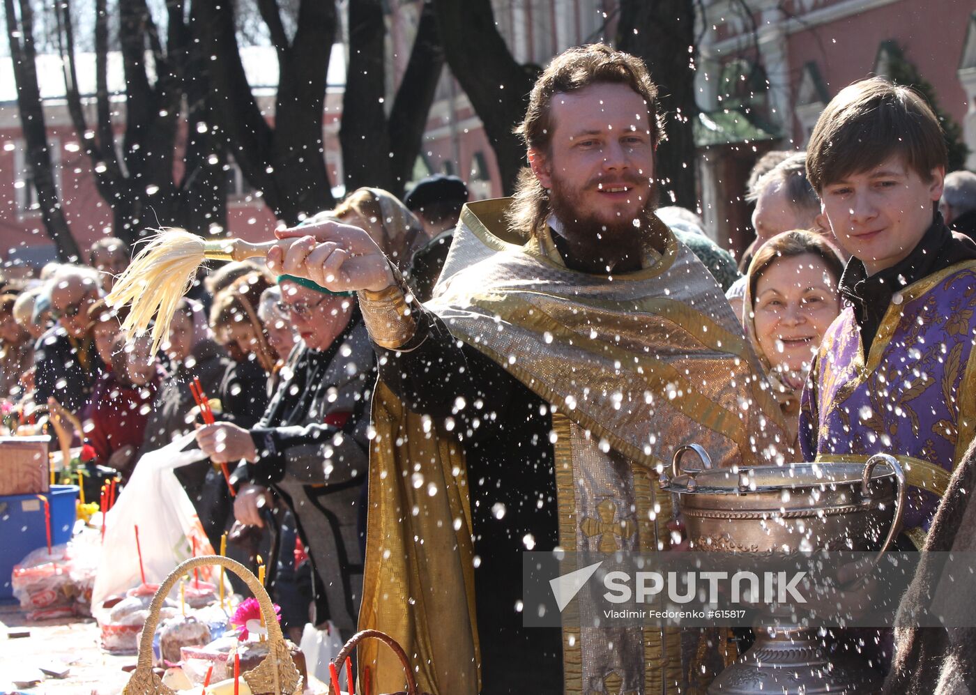 Consecration of Easter cakes at Moscow's Donskoi Monastery