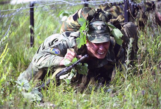 Russian airborne troops joint training.