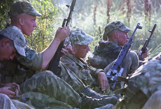 Russian airborne troops joint training.