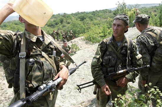 Russian airborne troops joint training.