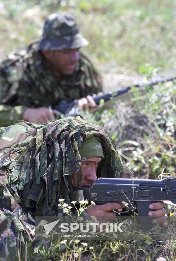 Russian airborne troops joint training.