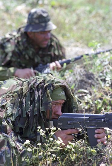 Russian airborne troops joint training.