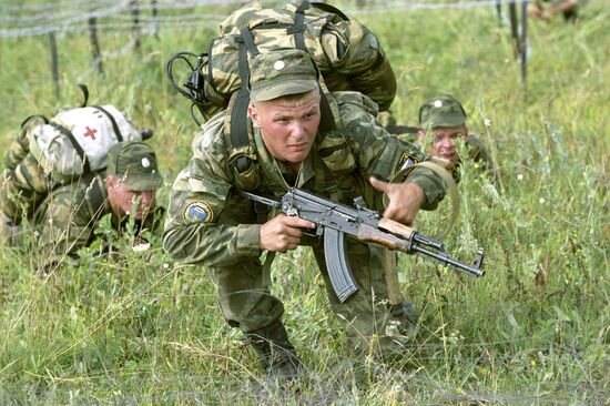 Russian airborne troops joint training.