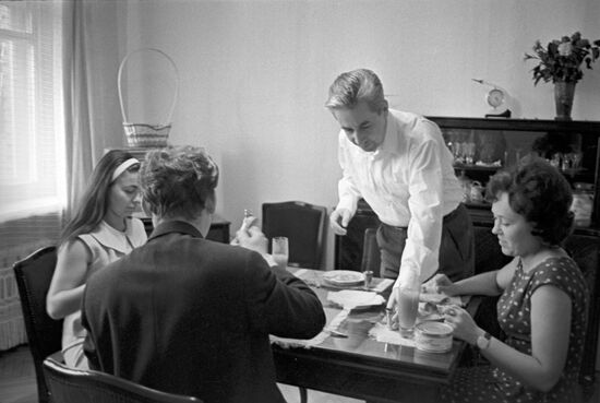 Konstantin Feoktistov and Galina receiving guests