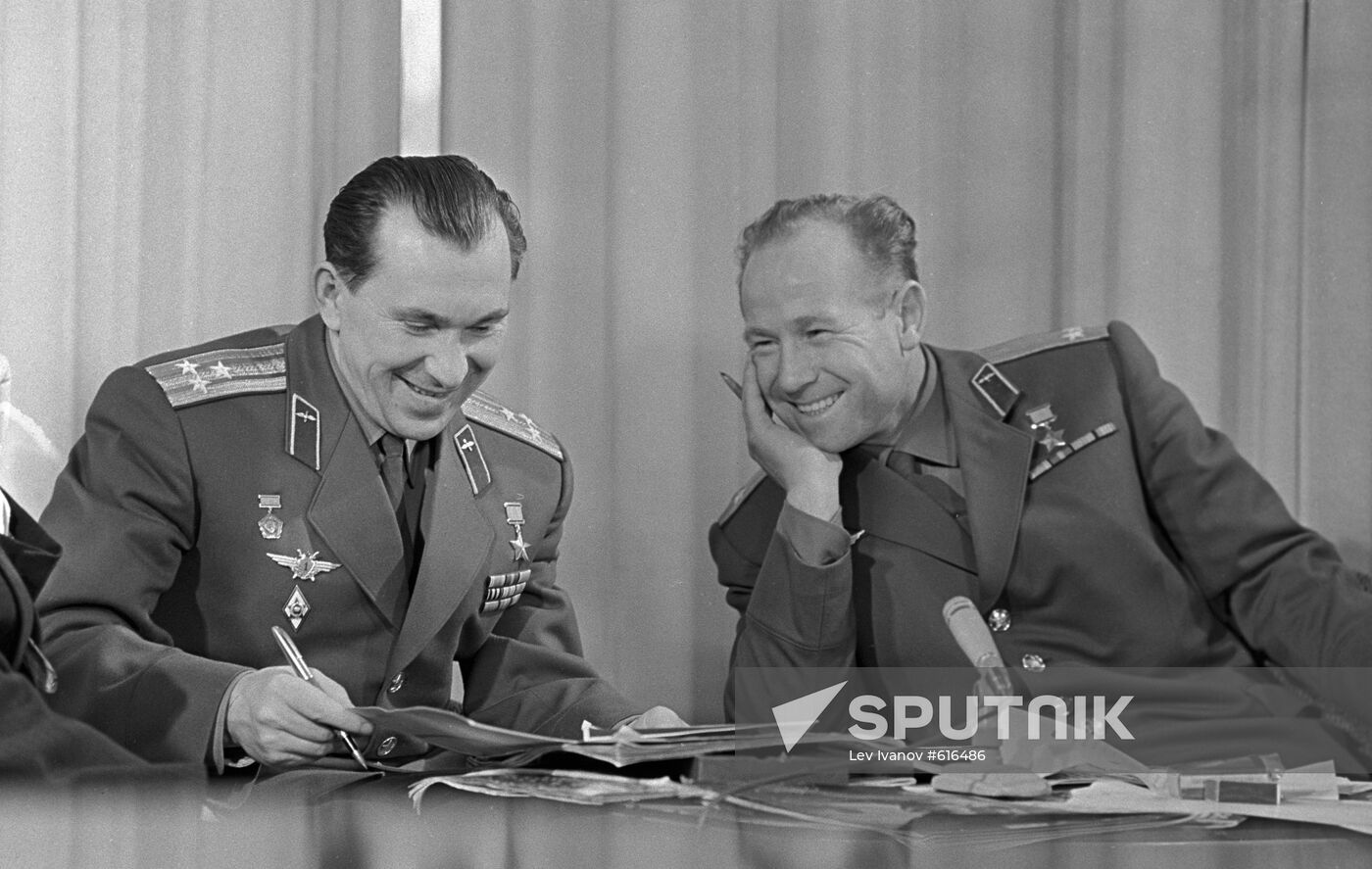 Alexei Leonov and Pavel Belyaev at press conference