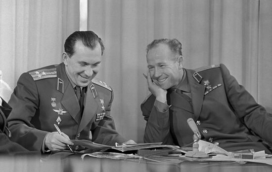 Alexei Leonov and Pavel Belyaev at press conference