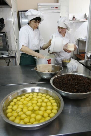Making giant Easter cake in Kazan