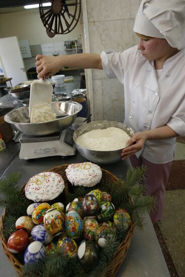 Making giant Easter cake in Kazan