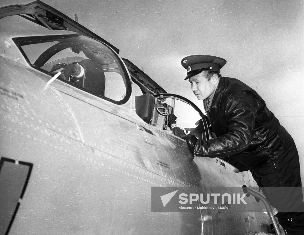 Alexei Leonov prepares for training flight