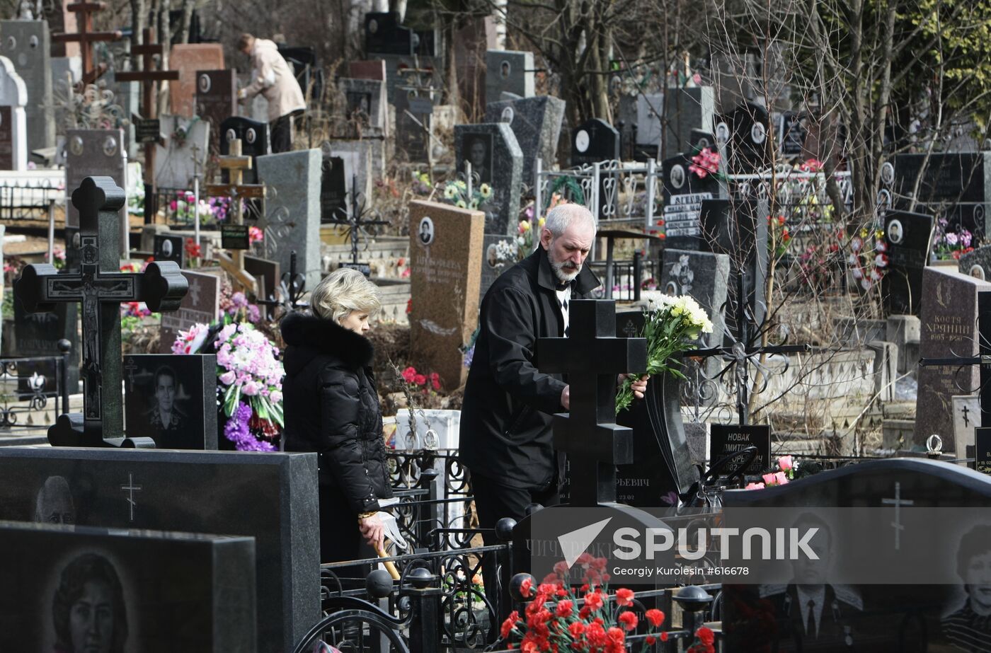 Muscovites at Mitino cemetery on Easter Sunday