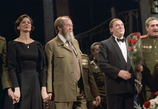Alexander Solzhenitsyn and artists of Maly Theater
