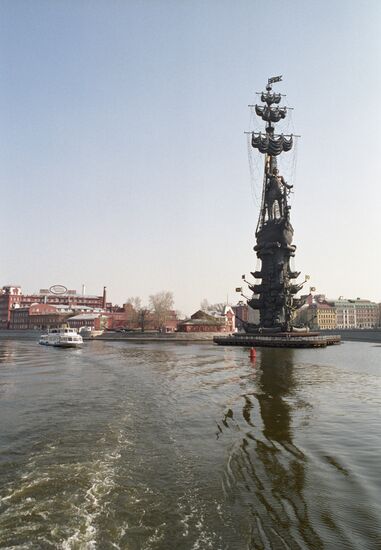 Monument in honor of 300th Anniversary of Russian Fleet