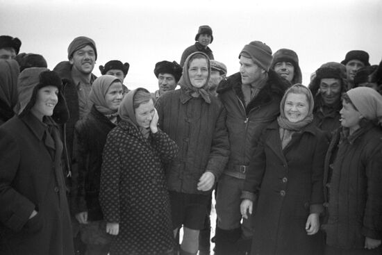 Residents of Karaganda Region greeting the cosmonauts of the Soyuz-8 crew