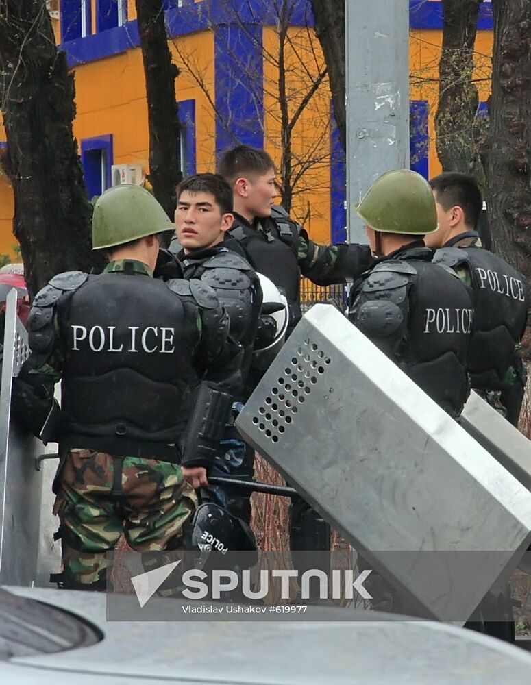 Street riots sweep through Bishkek