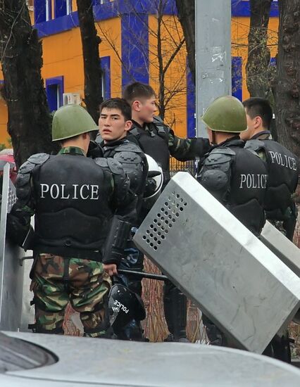 Street riots sweep through Bishkek