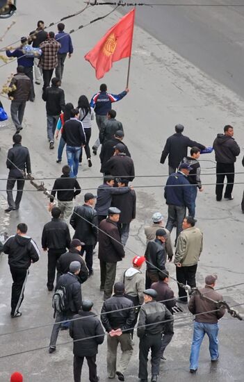 Street riots sweep through Bishkek