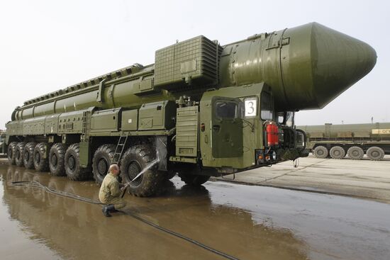 Topol M missile system shown at Alabino range