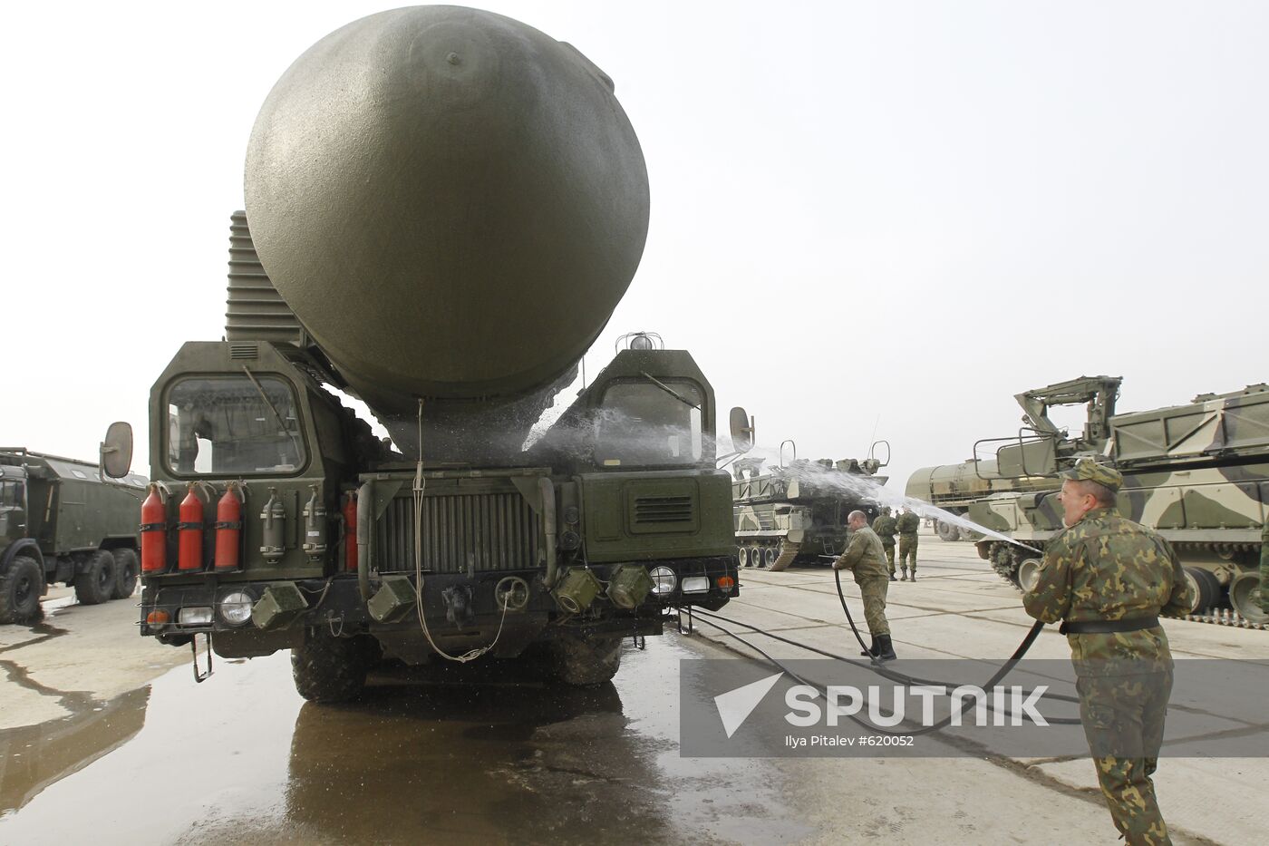 Topol M missile system shown at Alabino range