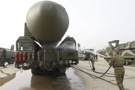 Topol M missile system shown at Alabino range