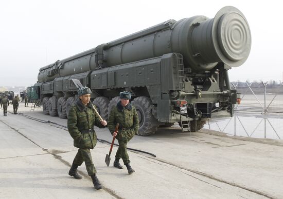 Topol M missile system shown at Alabino range