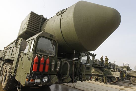 Topol M missile system shown at Alabino range