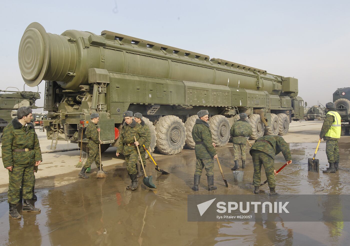 Topol M missile system shown at Alabino range
