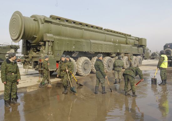 Topol M missile system shown at Alabino range